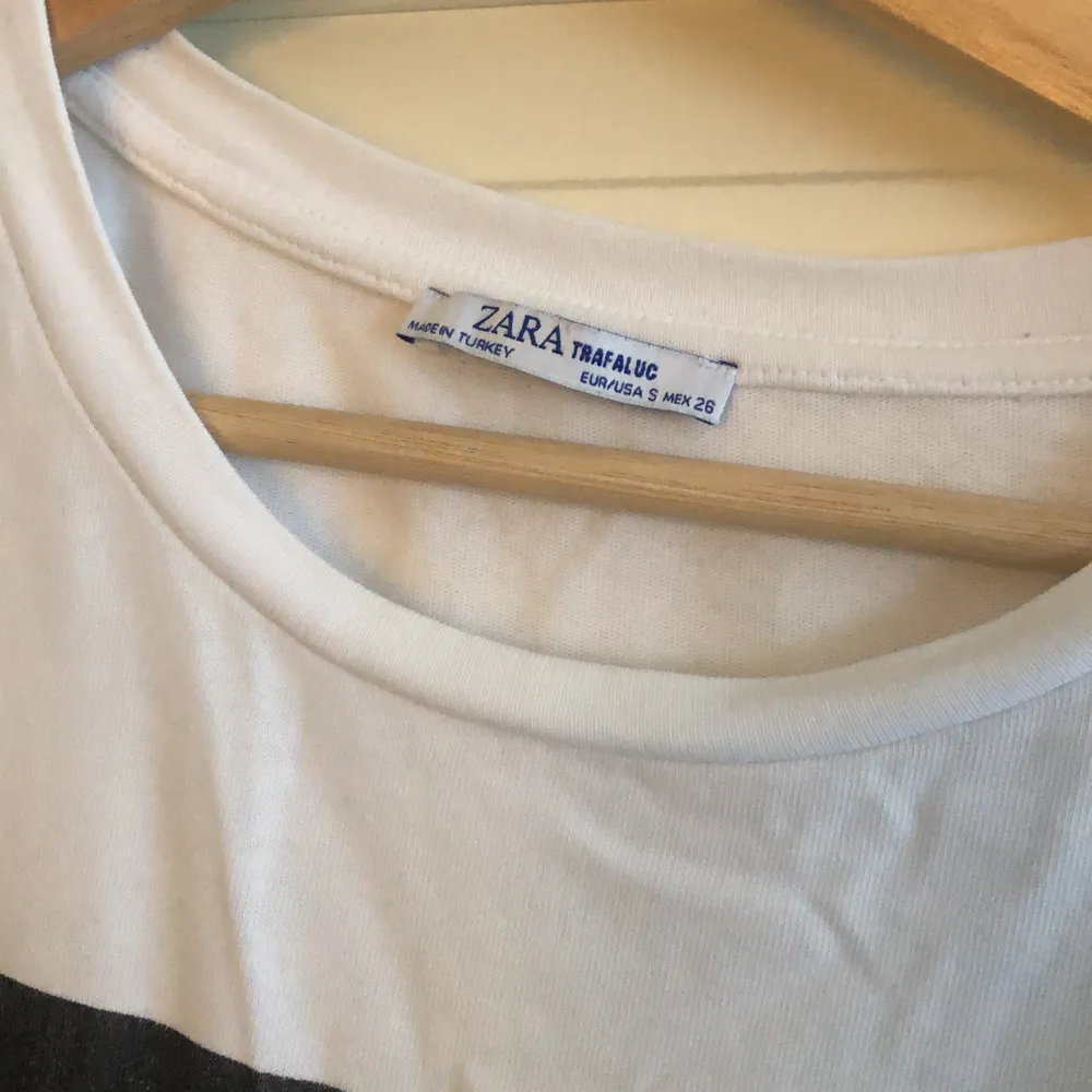 Luftig t-shirt från ZARA i storlek S men sitter inte alls tajt på mig som är en M. Passar perfekt över en hoodie eller som den är och till nästintill vad som helst. Köptes för 200kr. Hör av dig vid intresse 🌟. T-shirts.