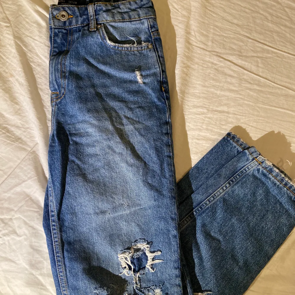 Dessa jeans är i fint skick (använd 2-3 gånger)🌟 skickas för 57kr spårbart💕📦 (köparen står för frakt) storlek 34!. Jeans & Byxor.