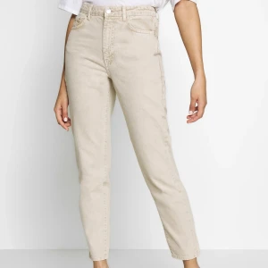 Dagny mom jeans  - Säljer dessa superfina beiga jeans från Gina Tricot i stl 34, dessa har tyvärr blivit för små för mig därför säljer jag dom. Ord. pris 499kr mitt spris 200kr + frakt. Om flera är intresserade får man busa eller den som är snabbast på att svara. 
