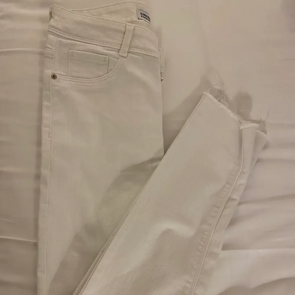 Säljer dessa vita jeans med hål på knäna från zara. Passart tyvärr inte mig då de är för stora! Därav är de ej mycket använda. Tveka inte att skriva om ni har eventuella frågor❣️möts upp i centrala stockholm annars står kunden för frakt.. Jeans & Byxor.