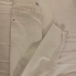 Säljer dessa vita jeans med hål på knäna från zara. Passart tyvärr inte mig då de är för stora! Därav är de ej mycket använda. Tveka inte att skriva om ni har eventuella frågor❣️möts upp i centrala stockholm annars står kunden för frakt.