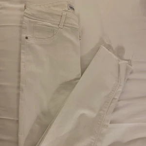 Vita zara jeans - Säljer dessa vita jeans med hål på knäna från zara. Passart tyvärr inte mig då de är för stora! Därav är de ej mycket använda. Tveka inte att skriva om ni har eventuella frågor❣️möts upp i centrala stockholm annars står kunden för frakt.
