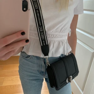 Handväska!! - Denna fina väska säljer jag pga att den inte kommer till användning längre. På andra bilden är väskan så som jag köpte den, men valde att köpa ett annat band som jag tyckte mer om (från Don Donna). Båda banden igår vid köp av väskan🥰👜