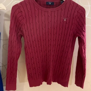 Gant tröja  - Super fin och skön rosa tröja ifrån Gant, nyskick då den endast är använd Max 5 gånger. Äkta gant. Inga skador eller liknande. Skicka dm vid frågor. Storlek 158/164.