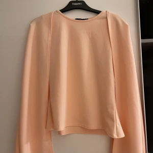 Två elegantna tröjor nästan som kostym i aprikos färg och vit ifrån Boohoo. - Storlek 38/40 M. Båda för 280kr. En för 100kr.