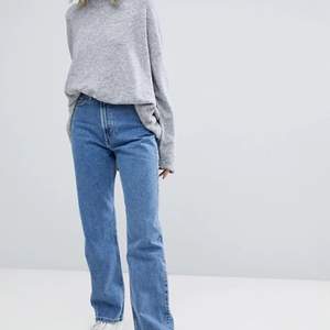 Intressekoll på mina row jeans! Modell row, från weekday, i färgen sky blue, storlek 25/32. Mkt bra skick, kan skicka egna bilder om det önskas. 