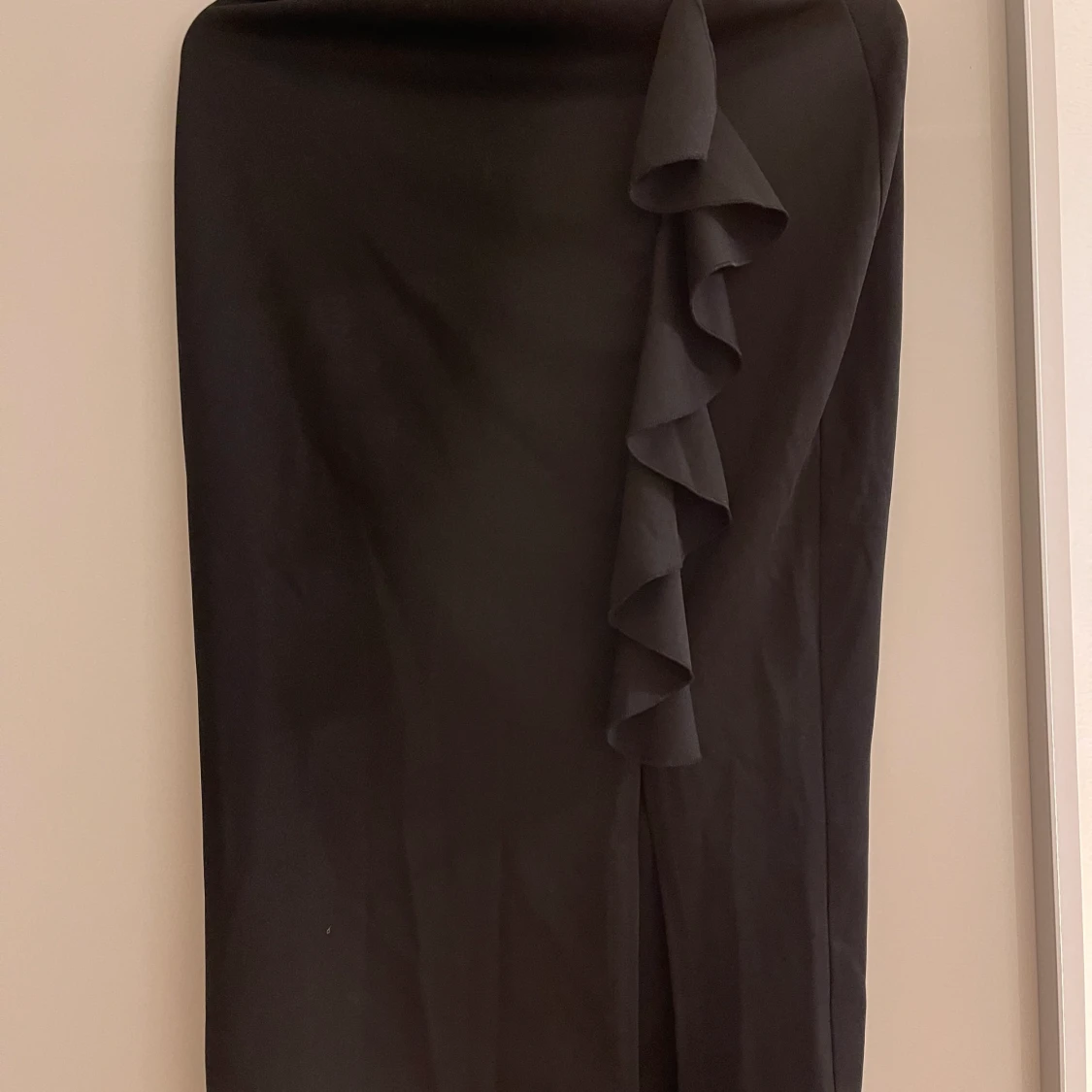 Två kjolar ifrån Nelly i färgen beach och svart med öppen slits och rätt lång.