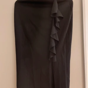 Två kjolar ifrån Nelly i färgen beach och svart med öppen slits och rätt lång. - Två för 130 och en för 80. 