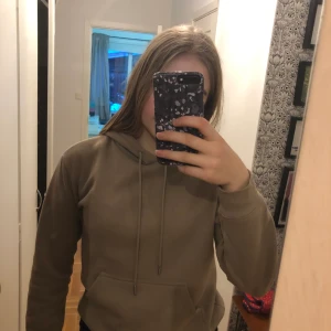 Hoodie från H&M - Jättefin hoodie från H&M, den är inte speciellt använd av mig. Kanske 5 gånger. Så helt enkelt i bra skick❤️ jag säljer pga att jag inte använder sådana hoodies lika mycket nåmer🥰 köpare står för frakten.