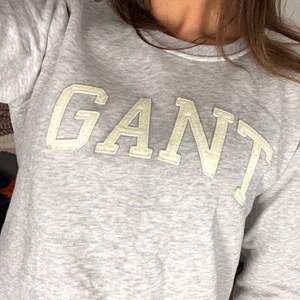Oanvänd GANT tröja i grå - storlek XS/S. 💛