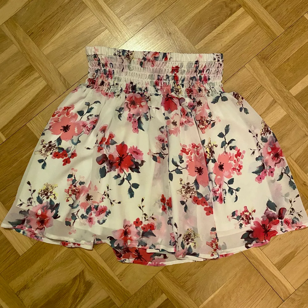 Supersöt blommig kjol som är köpt på Cubus. Har endast använts en gång och är därför i nyskick.🥰 Är i storlek XS men är väldigt stretchig så skulle säga att den hade kunnat passa XS-M💕. Kjolar.