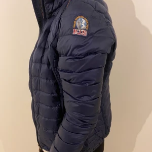 En äkta parajumper vårjacka  - Den sitter tight men skulle passa Xs-S. Mörkblå