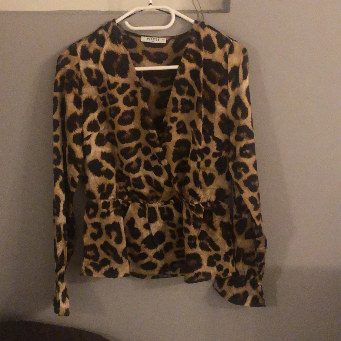 Oanvänd blus leopard - 90