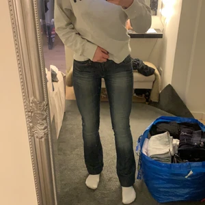 Mörkblåa bootcut jeans från Crocker, JC - Ett är mörkblåa bootcut jeans från Crocker, JC. Strl 28/36. De är i bra skick utom att de har ett litet hål ovanför ena bakfickan (se bild)