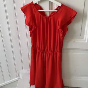 Fin rödklänning från HM, bara använd en gång strl 34. Skicka PM eller skriv för intresse!💛💛
