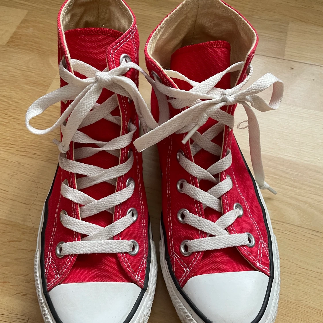 Röda Converse storlek 37,5  - 90