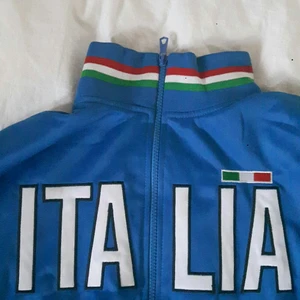 Italia ziphoodie - Svinfet italia tröja från Italien i storlek S, men passar även M utmärkt. Passar perfekt till en mer layed back streetwear outfit och ett par matchande sneakers. Skicket är som nytt. Gratis frakt!💕