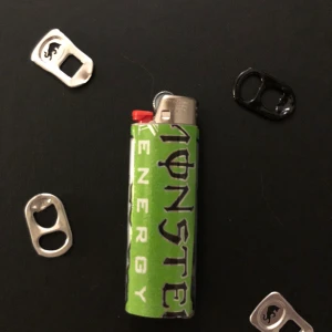 🧷MONSTER ENERGY TÄNDARE🧷 - Snygg, trendig Monster energy tändare!   Handgjord tändare utav: •Läskburk •Tesa tejp(brandsäker) •Sikaflex lim(brandsäker) •bic tändare