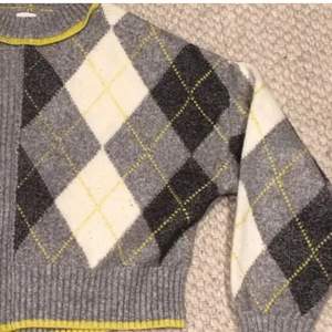 Säljer denna rutiga stickade tröjan från hm (X pringle of scotland). I storlek S men jag skulle säga sitter som en M. Använd ett få tal gånger. Säljer den för 199kr plus frakt. Hör av dig om du är intresserad av att köpa!🧸
