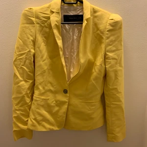 Gul kavaj med vadd axlar - Ordinarepris 359kr. Det finns ett hål inne i yttersta lagret som går att du därför säljs den för billigare. Säljes för 40kr + frakt 