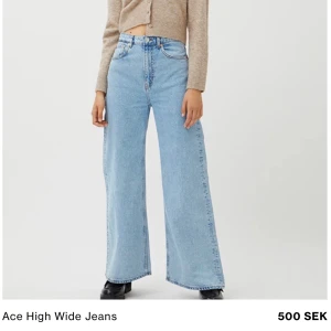 Weekday Ace Jeans  - Weekday super snygga Ace Jeans i W27 L30. De har som en ”blek fläck” på ena benet som var där redan när jag köpte dem, inget man tänker på. Även små ”prickar” vid nedre vid byxslutet knappt märkbart. Kan skicka fler bilder om så önskas 🤍