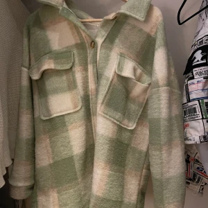 Jacka i lättare material  - Storlek L. Köptes i en butik i Frölunda torg. Den är lite oversize☺️