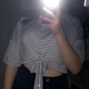 Randig tröja - Supersöt randig tröja som man knyter där fram🤍