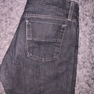 FilippaK lågmidjade jeans - Storlek 32. Säljs på grund av att dem är för små på mig. Orginalpris 1500kr. Budgivning i kommentarsfältet. Vid snabb affär kan sänkning av pris ske etc. Ni själv står för frakten 