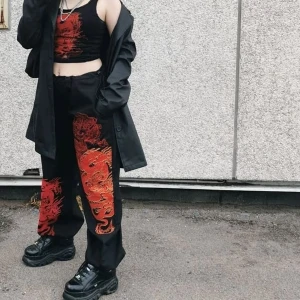 Dragon set - jaded London  - ENDAST TOPPEN KVAR! Kollar intresset på detta sjuuuukt snygga setet som tyvärr aldrig kommer till användning. Storlek S på toppen/korsetten och M på byxorna. Använt 2 gånger så nyskick. Kostade ca 1300kr.. Frakt tillkommer på 66kr. 