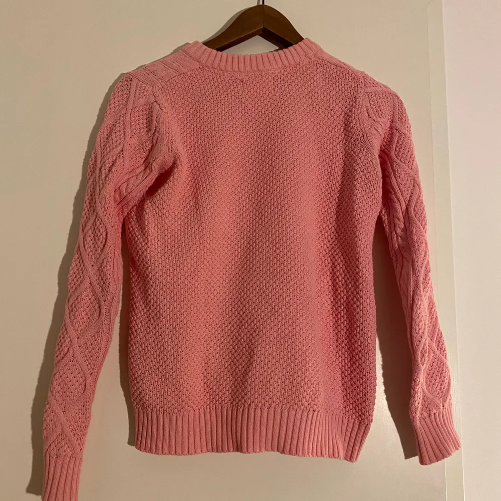 Mysig rosa stickad tröja från Lindex. Inga defekter. (Kan skicka närmare bilder om så önskas). Vid flera intresserade blir det budgivning. Köpare står för frakt 💗. Stickat.