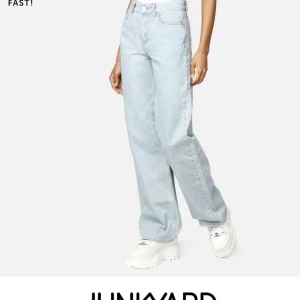 Jeans  - Säljer mina jeans eftersom de passar inte mig riktigt. Köpte de för 3 månader sen och knappt använt. Kostar 499 nya 