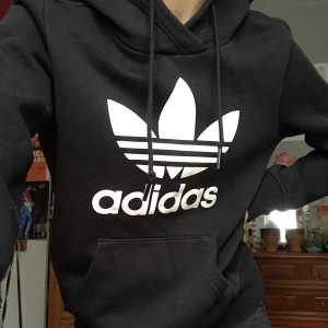 Svart Adida hoodie - Typical svart hoodie från Adidas, jättebra skick! 