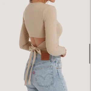 Beige tröja från NAKD - Superfin! Öppen rygg som på bilden, frakt är 50 💗💕