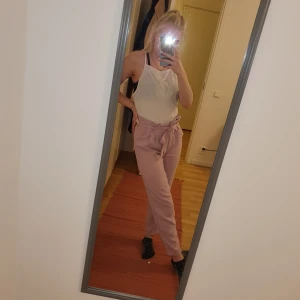 Kostymbyxor - Rosa kostymbyxor som har lite lila i sej. Super fina. 