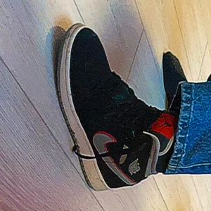 Jordans 1 Mid - Säljer dessa jordans pga av att jag inte använder dem. Har använt få gånger de e nästan som nya:)Har köpt för 1200kr men säljer 400-500kr