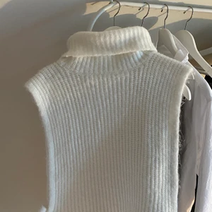 Stickad väst med rosett - Säljer pga att jag inte fått användning av den. Väldigt mjuk och absolut inte sticksig. Den är storlek xs/s men kan passa upp till m/l beroende på hur man vill ha passform. Budet börjar på 200kr.