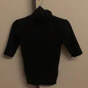 Ribbad polo t-shirt från zara. Endast provad. Den är svart lila Milerad. Hör av er vid frågor. Köp direkt för 80. frakt går på 63 eller så finns den att hämta i Sollentuna!