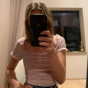 Topp - Fin Lila lite ”rifflad”topp, bra skick endast använd 1 gång. 60 kr, frakt 24 kr (mpste väga, kan bli 48kr)