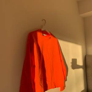 Orange sweatshirt från weekday, nyskick!