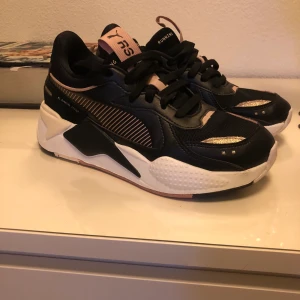 Puma skor - Puma skor långa i rosa/ svart färg. Köptes nyligen men valde fel storlek och använt den enbart två gånger så den ligger som ny. Köpt för 1200kr säljs för 900kr. Storlek 40 