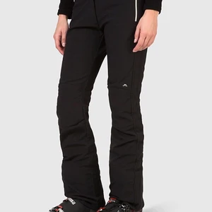 J Lindeberg skidbyxor  - Trendiga Skidbyxor från J Lindeberg. Utsvängda i benen vilket är det snyggaste enligt mig. Stl 34 men kan även passa en mindre 36a. Har aldrig använt dessa pga åker inte skidor.   Nypris 3000.