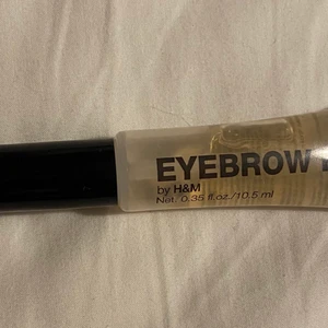 Säljer denna ögonbrynsgel från hm  - Säljer denna ögonbrynsgel. Den är testad, men finns mycket kvar. Undrar man över något så är det bara att kontakta mig.