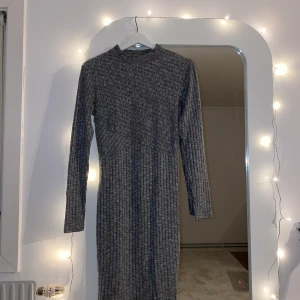 Fin klänning st M - Väldigt fin klänning som har använts en hel del men har inga som helst tecken på det. Kan betalas enkelt med swish.