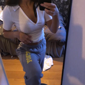 Ribbad piké  - Super söt piké från NA-KD🤍, men den kommer tyvärr aldrig till användning hos mig. Storlek XS men jag brukar vanligtvis ha S så skulle säga att de passar båda. Kan stå för frakt vid snabb affär. Byxorna på bilden finns även till salu😘