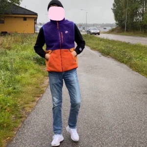 Nike fleece väst - Nike fleece väst i storlek M herr, använd fåtal gånger. Kan mötas upp i Gävle eller fraktas ✌🏼 Nypris 949kr - Säljer den för 400kr (priset kan diskuteras) 
