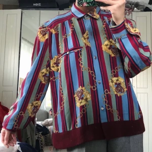 80-tal Vintage skjorta Giorgio Valeri Italy - 80-tal Vintage skjorta, Giorgio Valeri Italy. Står ej material. Storlek ca XS-M beroende på vilket fit du är ute efter. Mått: längd ca 61cm, axel ca 14cm, ärmlängd ca 64cm & byst ca 105cm (total omkrets). Saknar två knappar & har en liten tråd på ena manschetten. Frakten ingår!