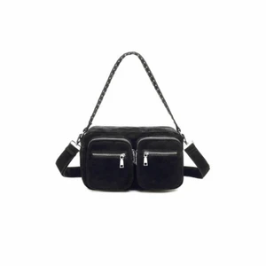 Noella Väska - En noella väska använd fåtal gånger köpte för ca ett år sedan på Miinto för ca1200 kr. Kommer med det långa och korta bandet, inga skador på väskan!