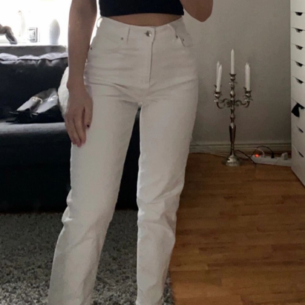 Ett par mom jeanse från ginatricot, köpte i somras men bara använt en gång sen dess. Pågrund av att dom sitter lite tight runt min midja. Byxorna är helt felfria och inprincip som nya. Köpte dem för 499kr och säljer dem för 250kr 🤍köparen står för frakten🤍. Jeans & Byxor.