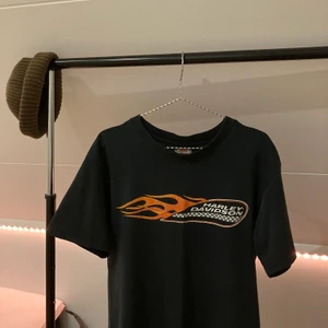Harley Davidson t-shirt - Säljer nu min harley davidson t-shirt då den är lite för liten för mig. Den är i jättebra skick med snyggt tryck både bak och fram, ifall fler är intresserade så blir det budgivning 🙌🏼🌟
