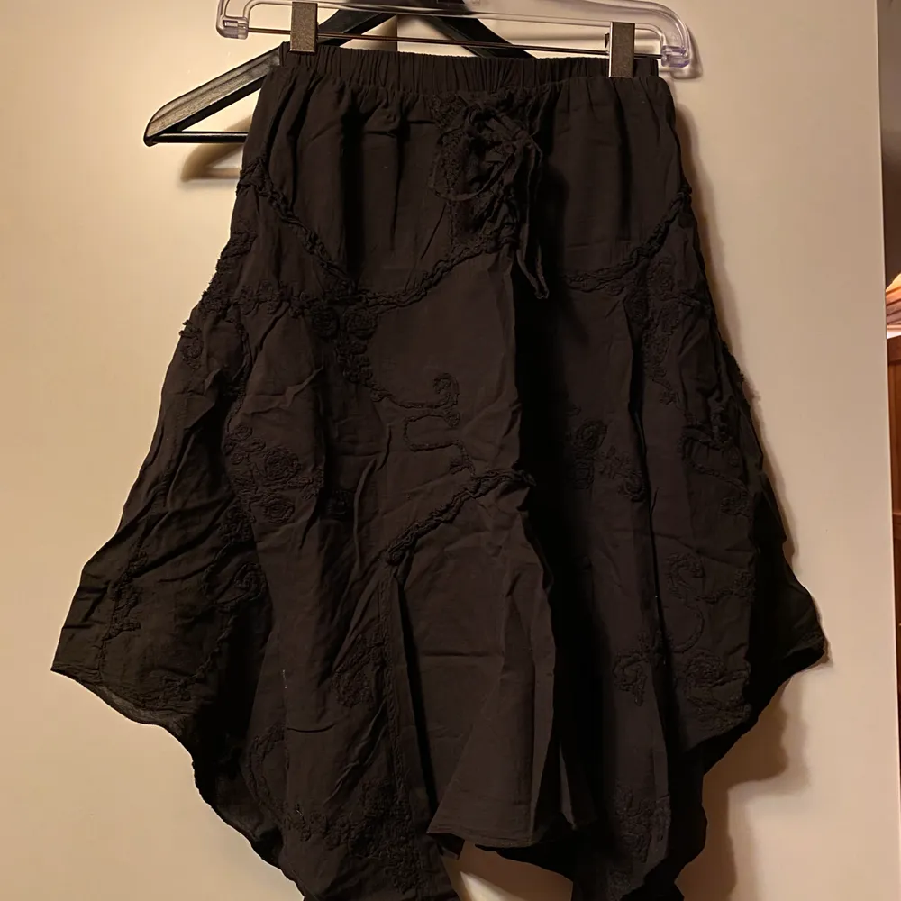 En kjol i svart med storlek L, dock mer som M. Säljes för 40kr, du står för frakt. 💖. Kjolar.